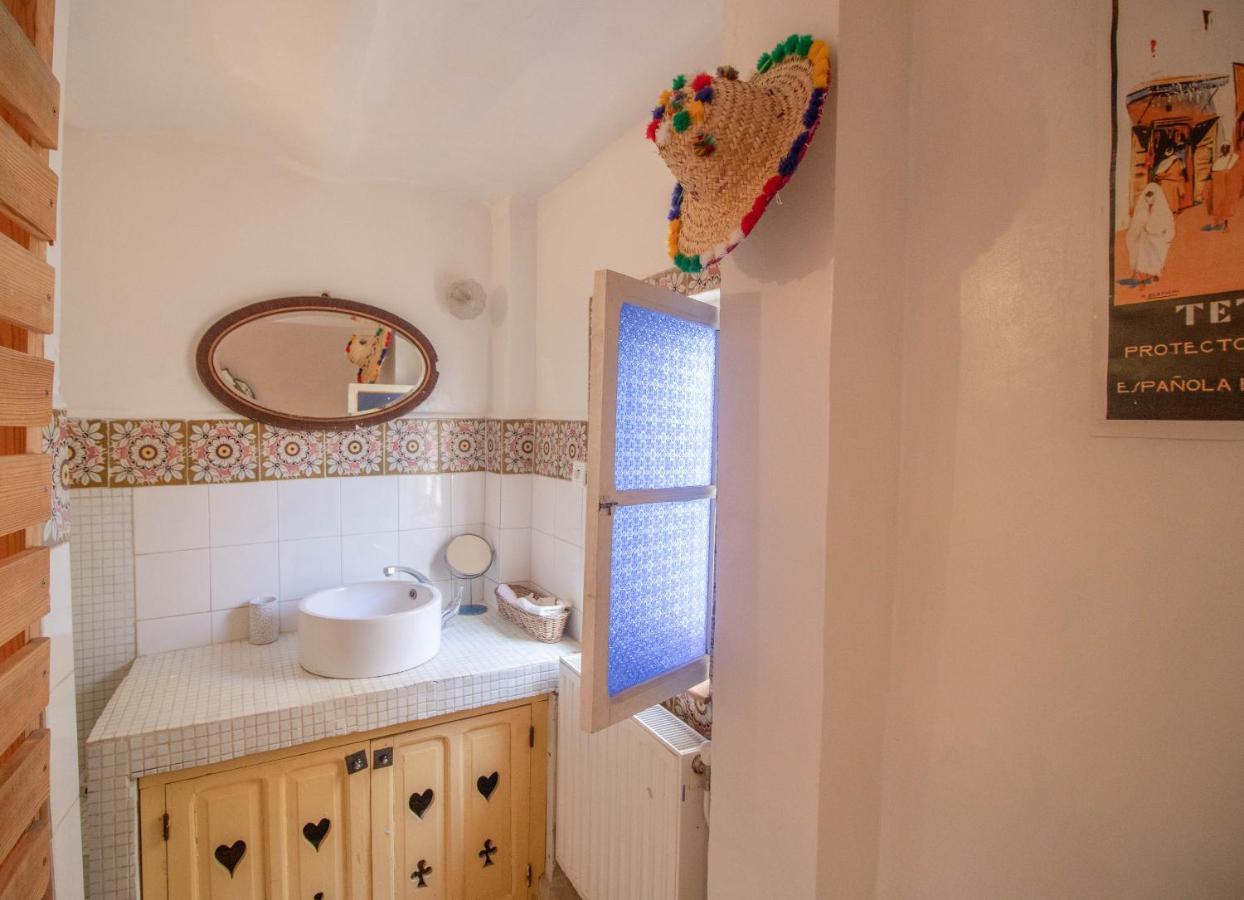 Lit Simple dans Dortoir Mixte